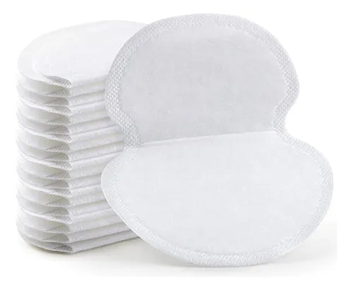 almohadillas blancas para axilas absorbentes, apiladas y desplegada sobre fondo blanco