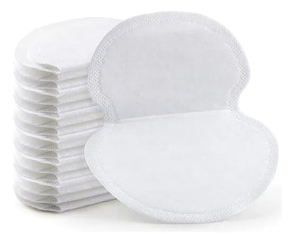almohadillas blancas para axilas absorbentes, apiladas y desplegada sobre fondo blanco