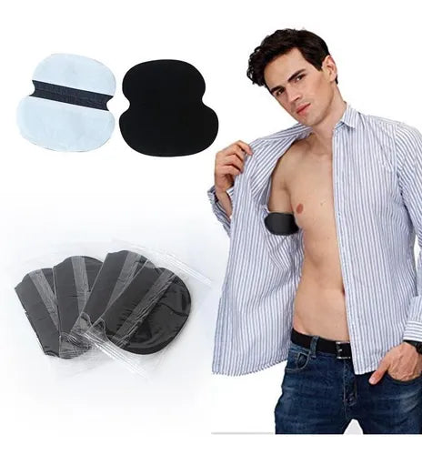 Almohadillas absorbentes negras para axilas, antitranspirantes, hombre usándolas bajo la camisa, varios repuestos visibles.